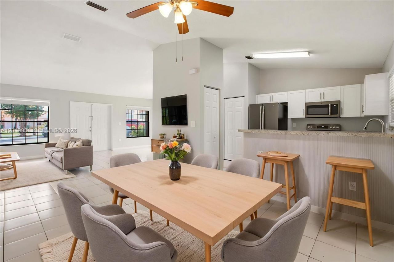 8359 NW 189th St Rd , Hialeah, FL 33015 Photo