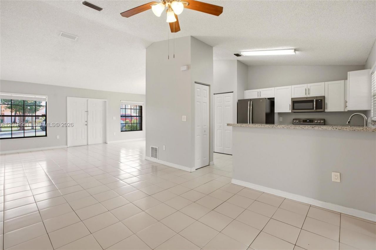 8359 NW 189th St Rd , Hialeah, FL 33015 Photo