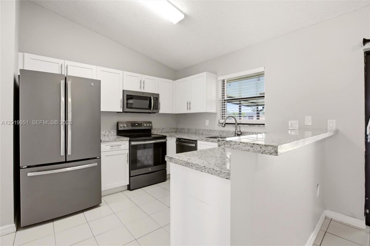 8359 NW 189th St Rd , Hialeah, FL 33015 Photo