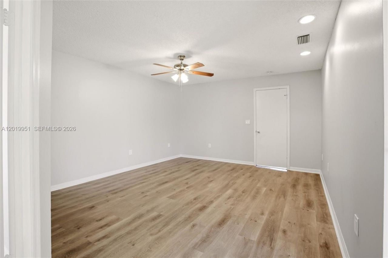 8359 NW 189th St Rd , Hialeah, FL 33015 Photo