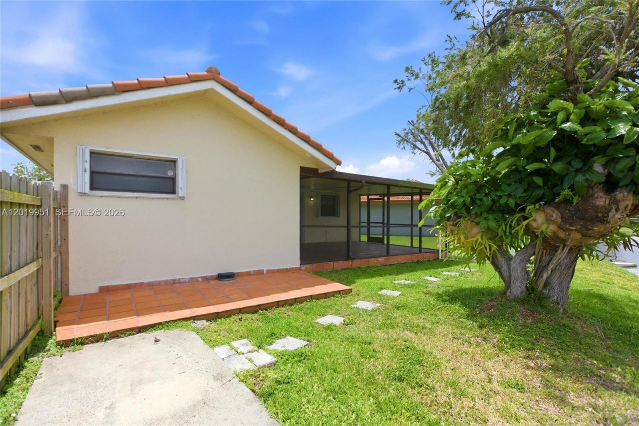 8359 NW 189th St Rd , Hialeah, FL 33015 Photo