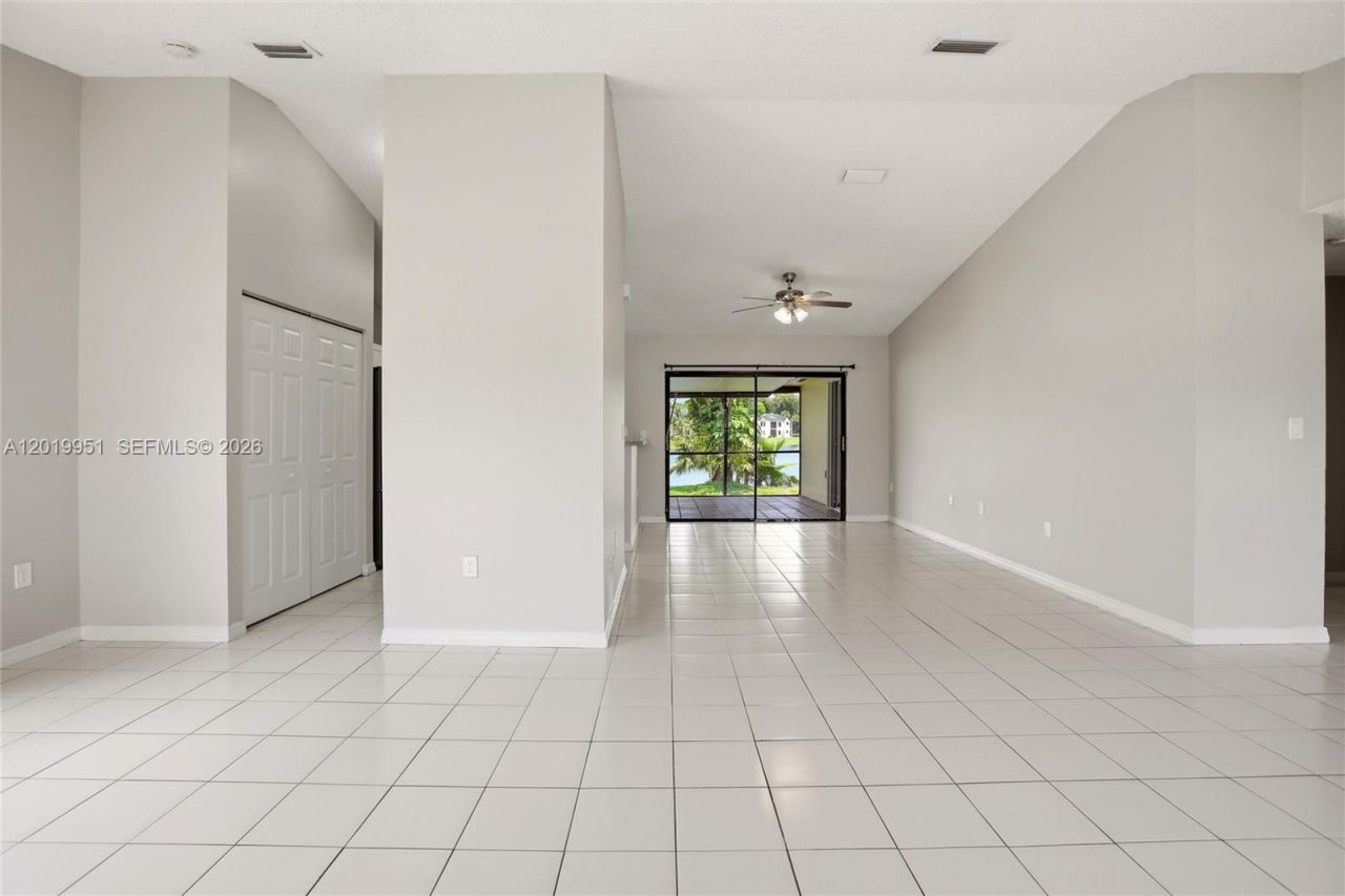 8359 NW 189th St Rd , Hialeah, FL 33015 Photo