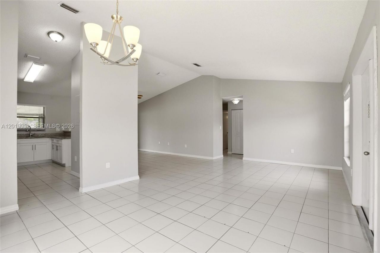 8359 NW 189th St Rd , Hialeah, FL 33015 Photo