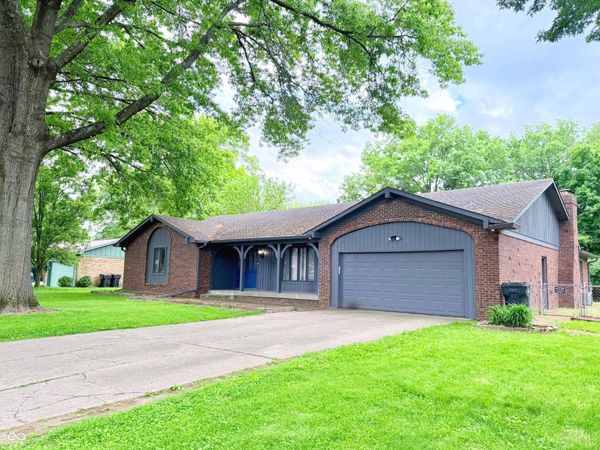 202 Meander Way , Greenwood, IN 46142