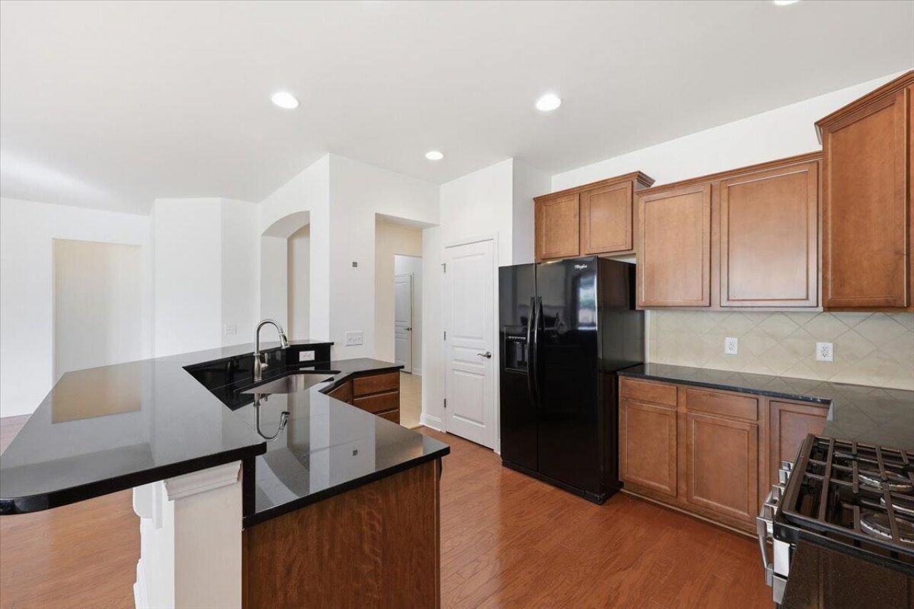 470 Eastern Isle Avenue Photo 10