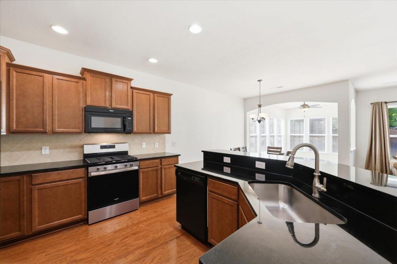470 Eastern Isle Avenue Photo 8