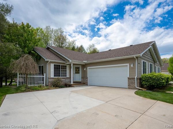 8896 Redstone Drive, Hamburg Twp, MI 48169