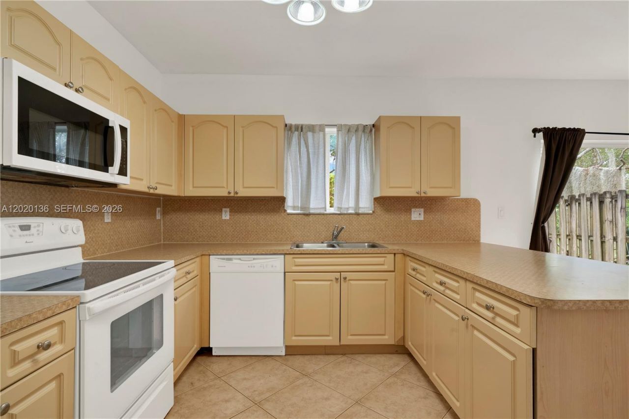 8566 SW 214th Way , Cutler Bay, FL 33189 Photo