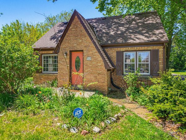 W226N3045 Duplainvlle Rd, Pewaukee, WI 53186