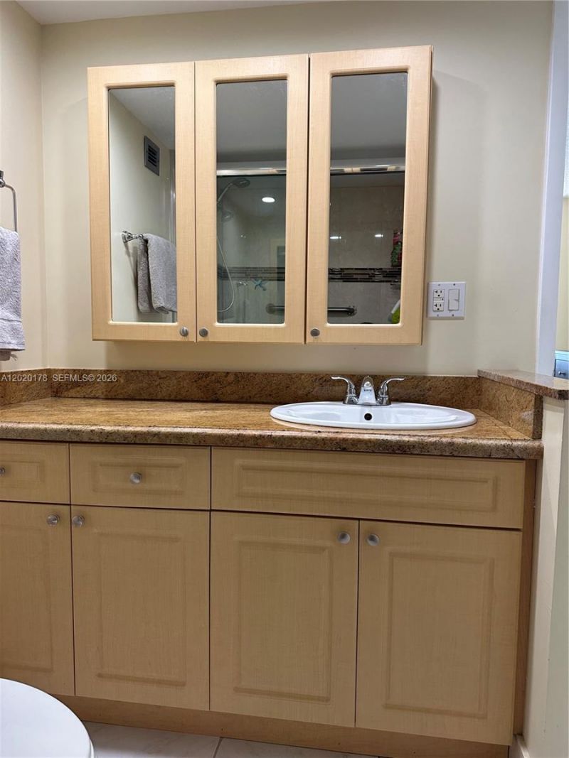 6039 Collins Ave, Unit 924, Miami Beach, FL 33140 Photo