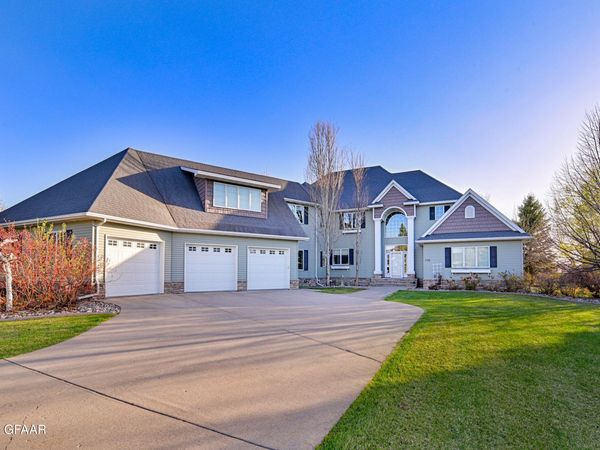 738 VINEYARD Circle, Grand Forks, ND 58201