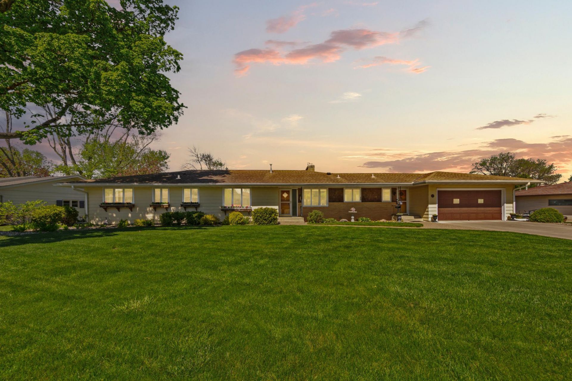 808 Hillcrest Drive, Montgomery, MN 56069