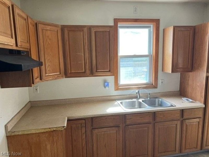 335 Oxford Avenue, Elyria, OH 44035 Photo 3