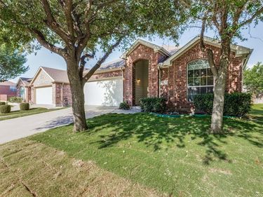 8524 Silverbell Lane, Fort Worth, TX 76140