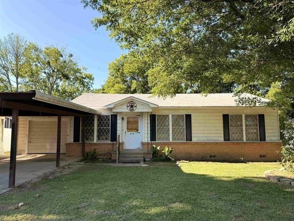 213 E Magnolia Dr , Mount Pleasant, TX 75455