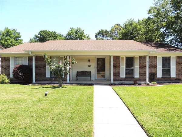 953 Meadowdale Circle , Garland, TX 75043