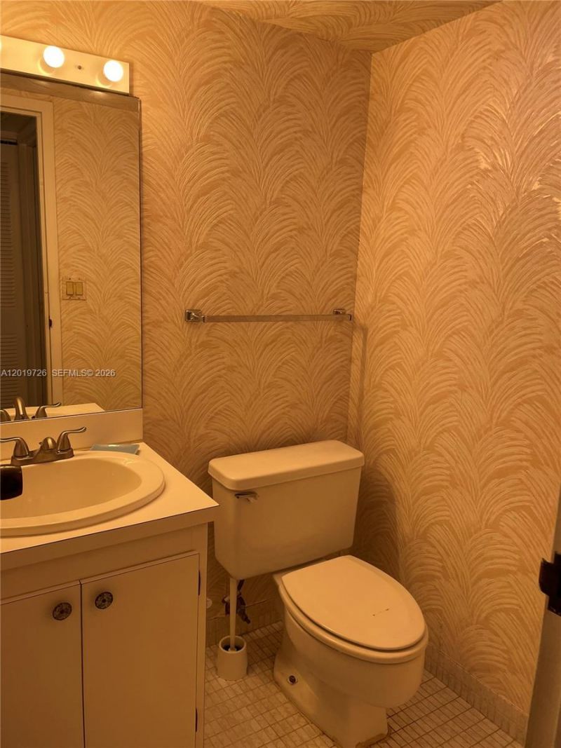 100 Bayview Dr , Unit 1012, Sunny Isles Beach, FL 33160 Photo