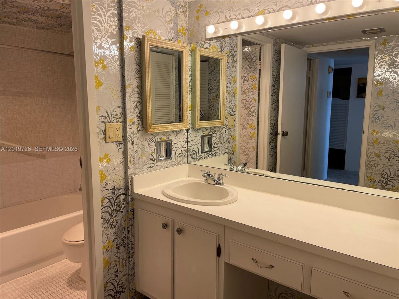 100 Bayview Dr , Unit 1012, Sunny Isles Beach, FL 33160 Photo