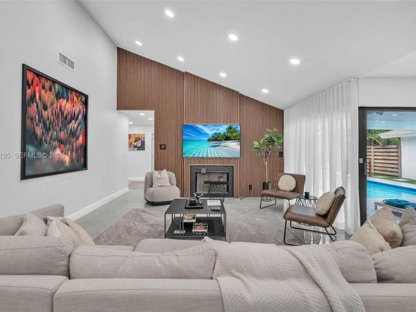 136 Greens Rd, Hollywood, FL 33021