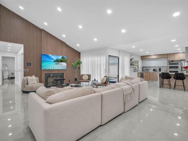 136 Greens Rd, Hollywood, FL 33021