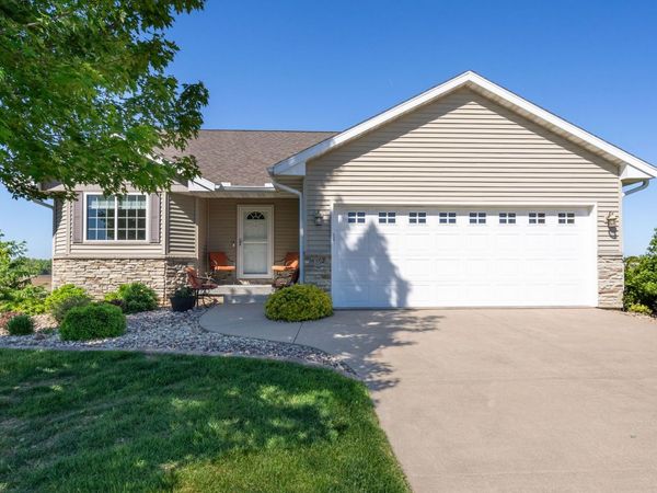 602 E Sheridan Drive , Eldridge, IA 52748