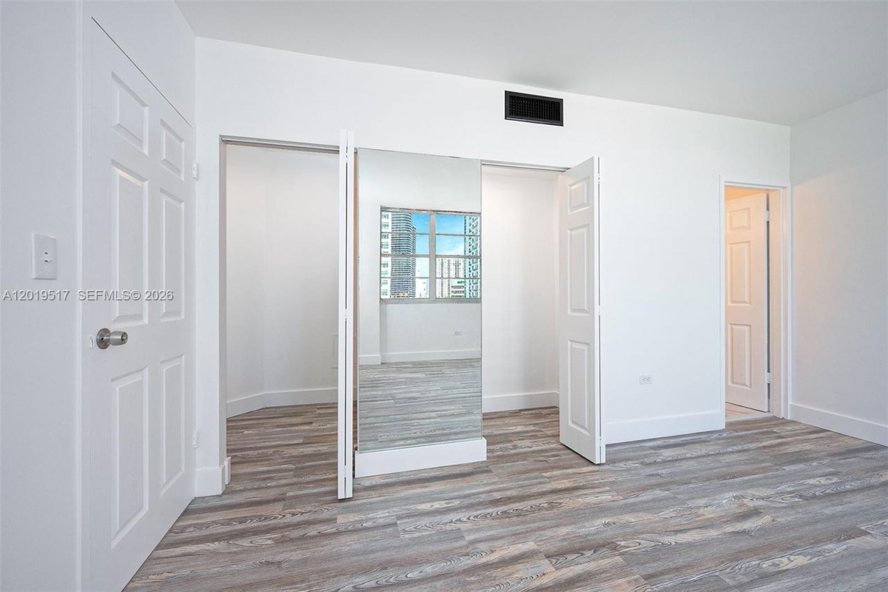 801 Brickell Bay Dr , Unit 1662, Miami, FL 33131 Photo
