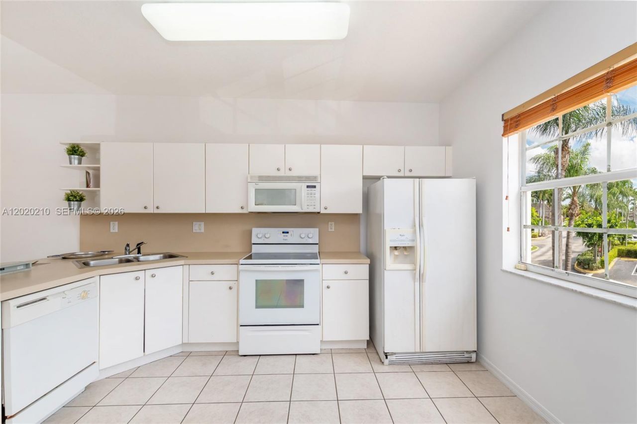 5610 NW 114th Pl , Unit 218, Doral, FL 33178 Photo