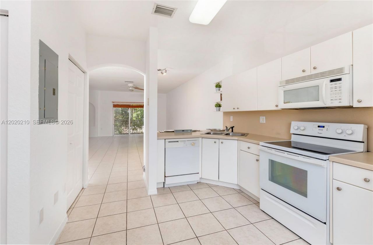 5610 NW 114th Pl , Unit 218, Doral, FL 33178 Photo