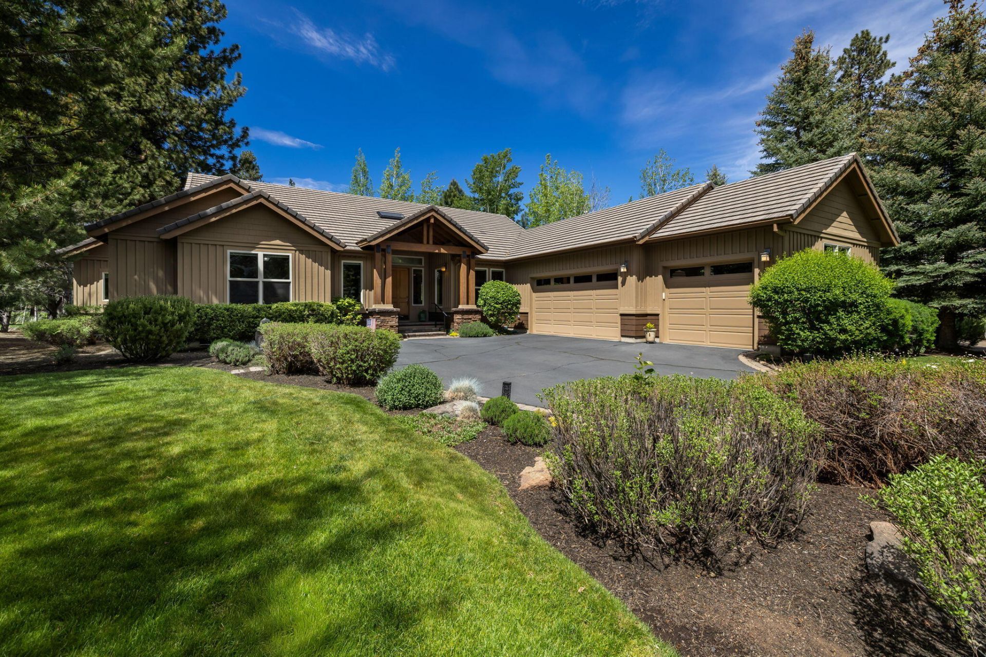 19574 Green Lakes Loop, Bend, OR 97702 Main Photo