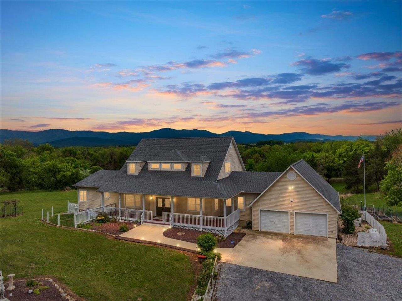 1050 Almond Dr, Luray, VA 22835 Main Photo