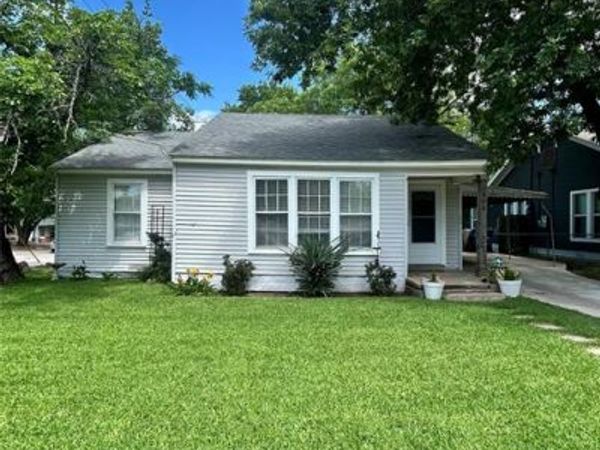608 W Baldridge Street, Ennis, TX 75119