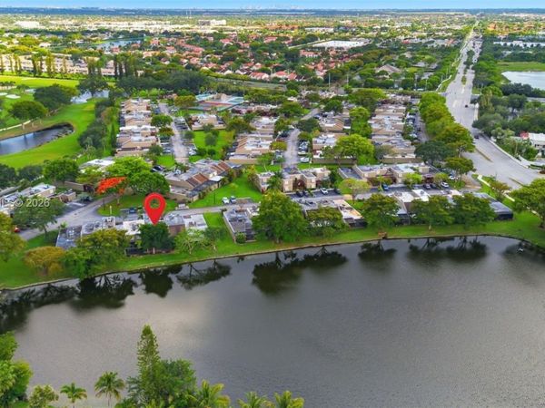 10941 N Lakeview Dr, Pembroke Pines, FL 33026