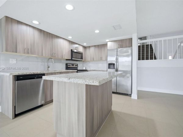 10941 N Lakeview Dr, Pembroke Pines, FL 33026