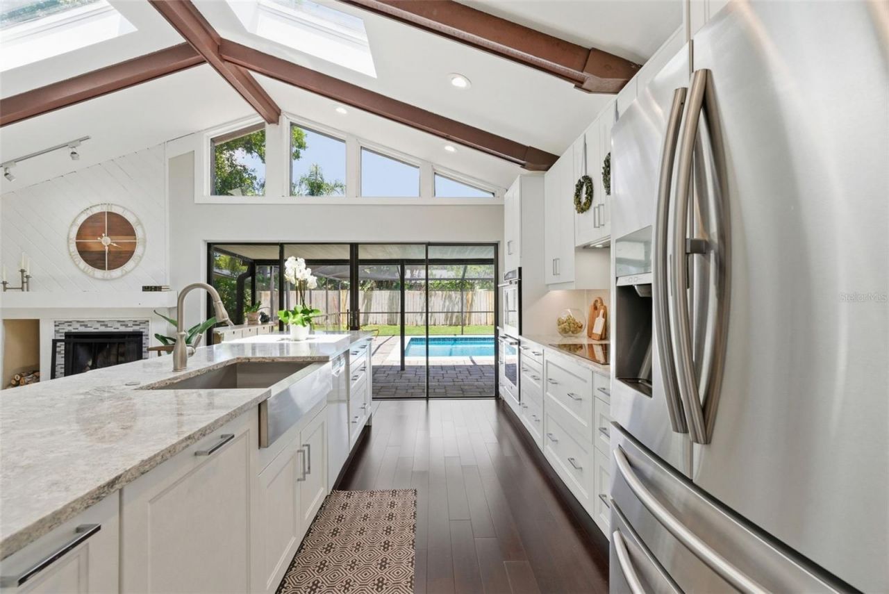 4221 Water Oaks Lane, Tampa, FL 33618 Photo