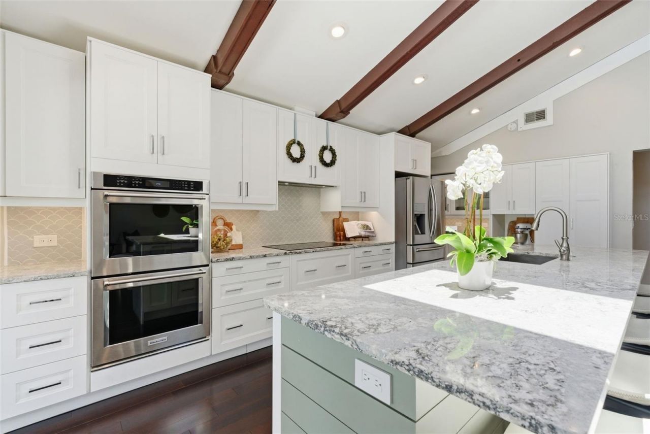 4221 Water Oaks Lane, Tampa, FL 33618 Photo