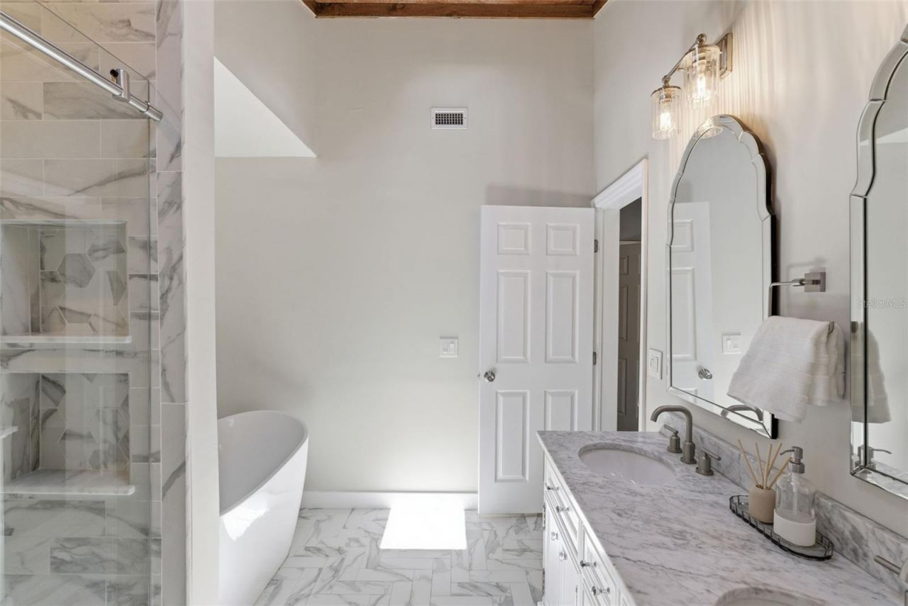 4221 Water Oaks Lane, Tampa, FL 33618 Photo