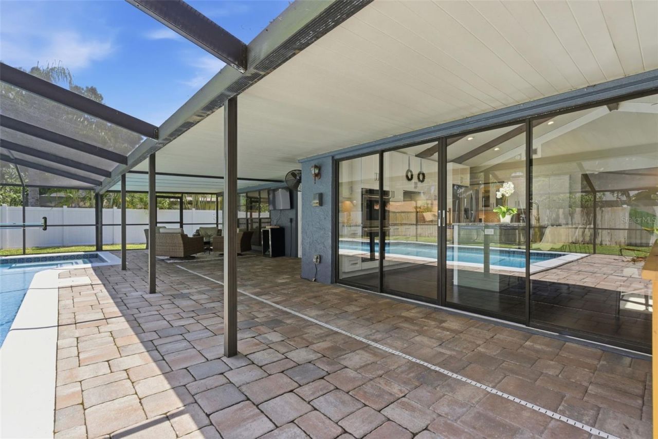 4221 Water Oaks Lane, Tampa, FL 33618 Photo