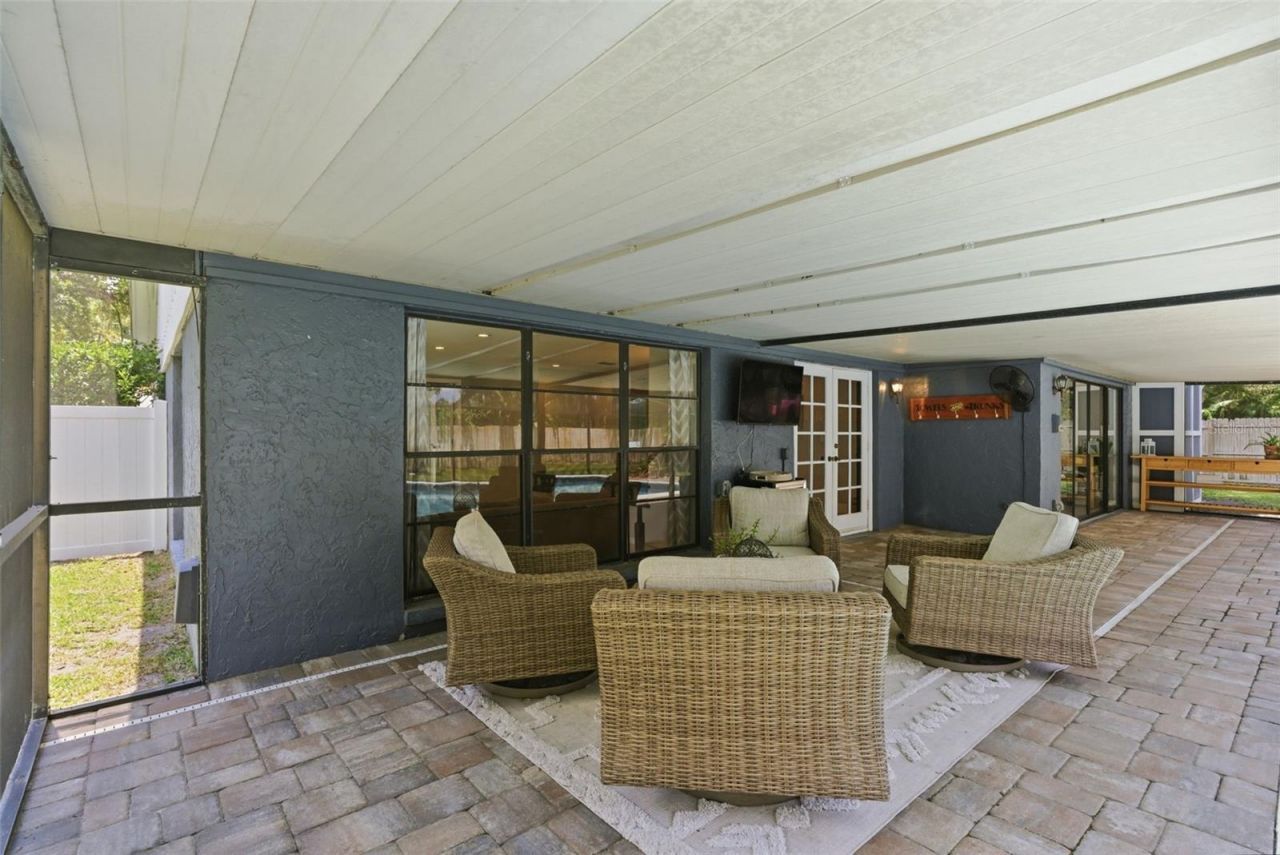 4221 Water Oaks Lane, Tampa, FL 33618 Photo