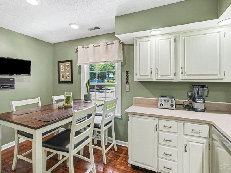 1326 Pennsbury Drive, Unit 20, Green Township, OH 45238 Photo 4