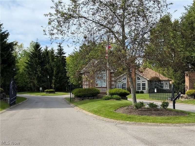 28 Hunters Woods Boulevard, Unit B, Canfield, OH 44406 Photo 3