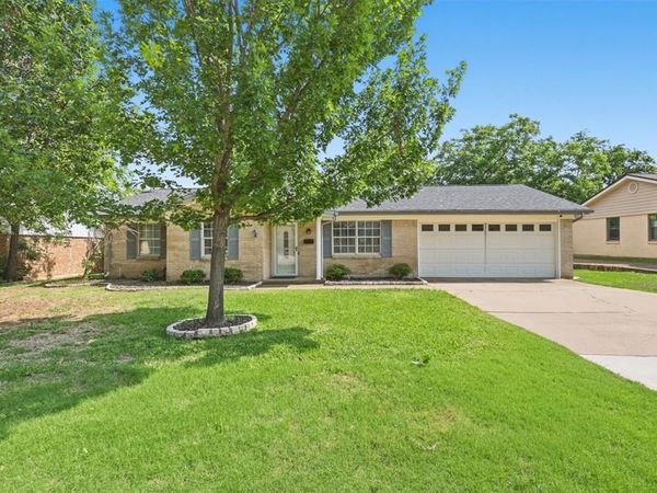 205 W Huitt Lane , Euless, TX 76040