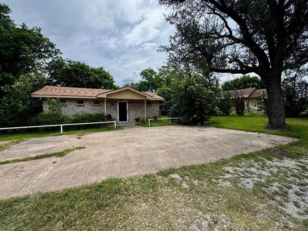 1115 Alexander Road, Stephenville, TX 76401 Main Photo