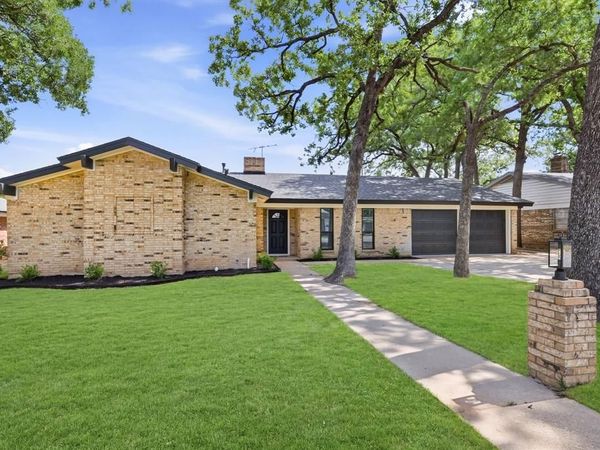 709 Thousand Oaks Drive , Hurst, TX 76054