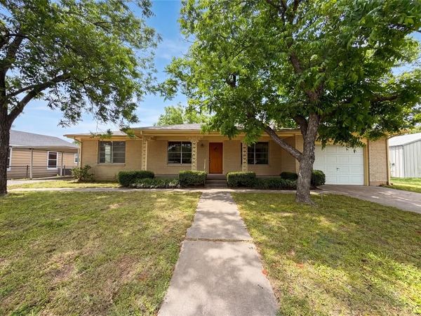 205 W Decatur Street , Chico, TX 76431