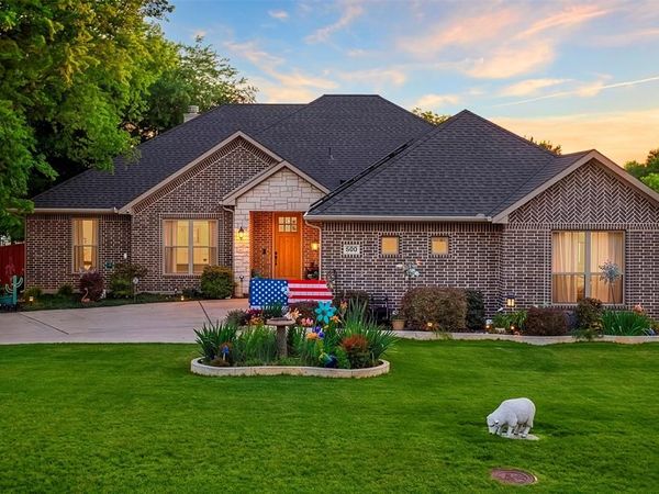 909 Summer Hill Lane, Red Oak, TX 75154