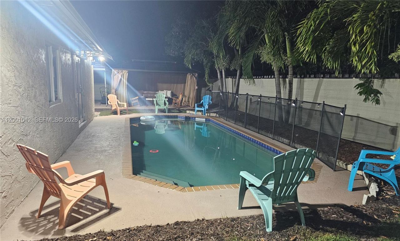 8421 NW 8th St , Pembroke Pines, FL 33024 Photo