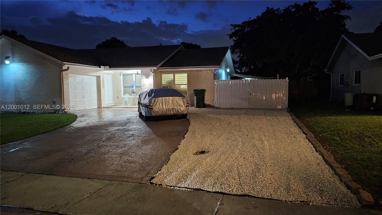 8421 NW 8th St , Pembroke Pines, FL 33024 Photo