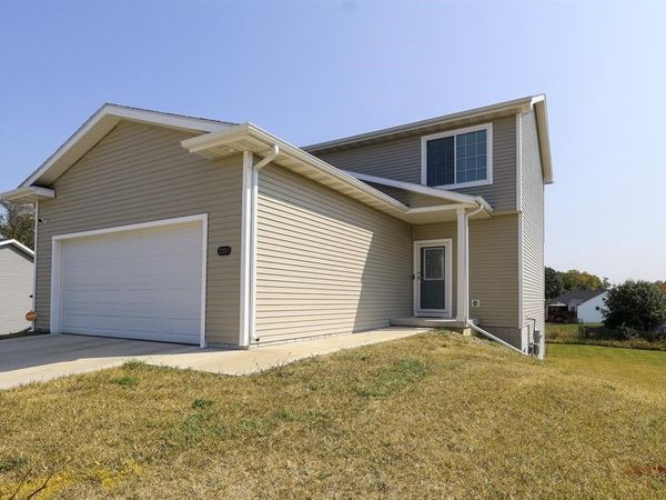 2351 Shadow Creek Circle, Des Moines, IA 50320