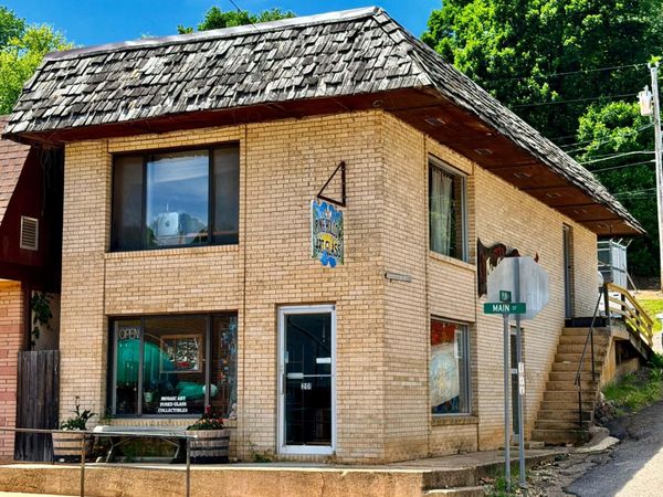 16288 Plum Street , Eminence, MO 65466