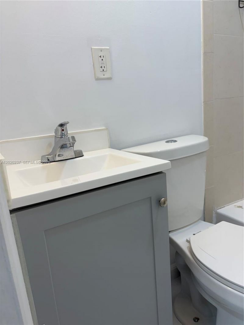 15844 SW 82nd St , Unit b, Miami, FL 33193 Photo